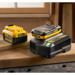 Caricabatterie veloce Stanley Fatmax V20 SFMCB14 con corrente di carica 4 A