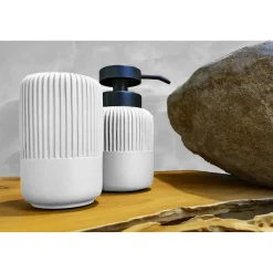 Dispenser per sapone liquido Concrete in cemento e resine di colore bianco