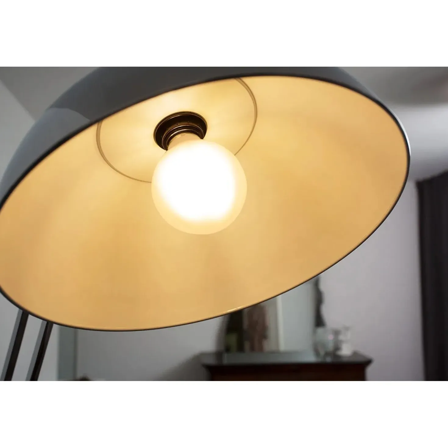 Lampadina LED E27 a globo smerigliata Osram 806 lm bianco caldo