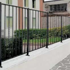 Montante d'angolo per pannelli di recinzione H1106 mm in ferro zincato