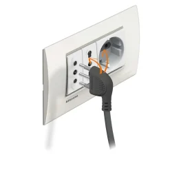 Multipresa elettrica Bticino Ultraslim 4 Prese Bipasso Interruttore nero