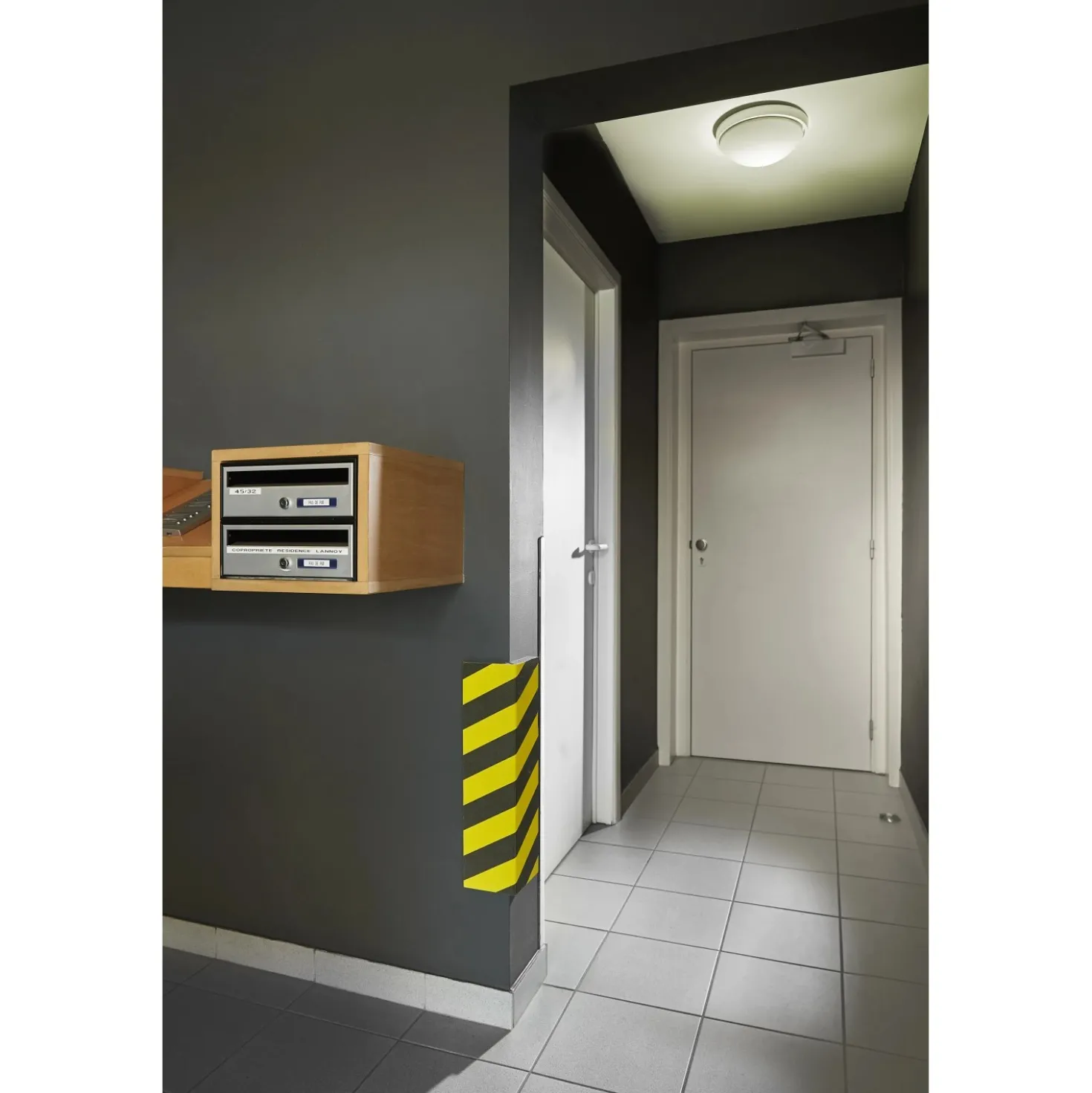 Paracolpi garage adesivo ad angolo 50 cm 12,5x12,5 cm giallo-nero