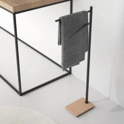 Porta asciugamani da terra Trilly bambù / nero 84 cm
