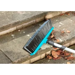Scopa per esterni con raschietto Gardena Combisystem