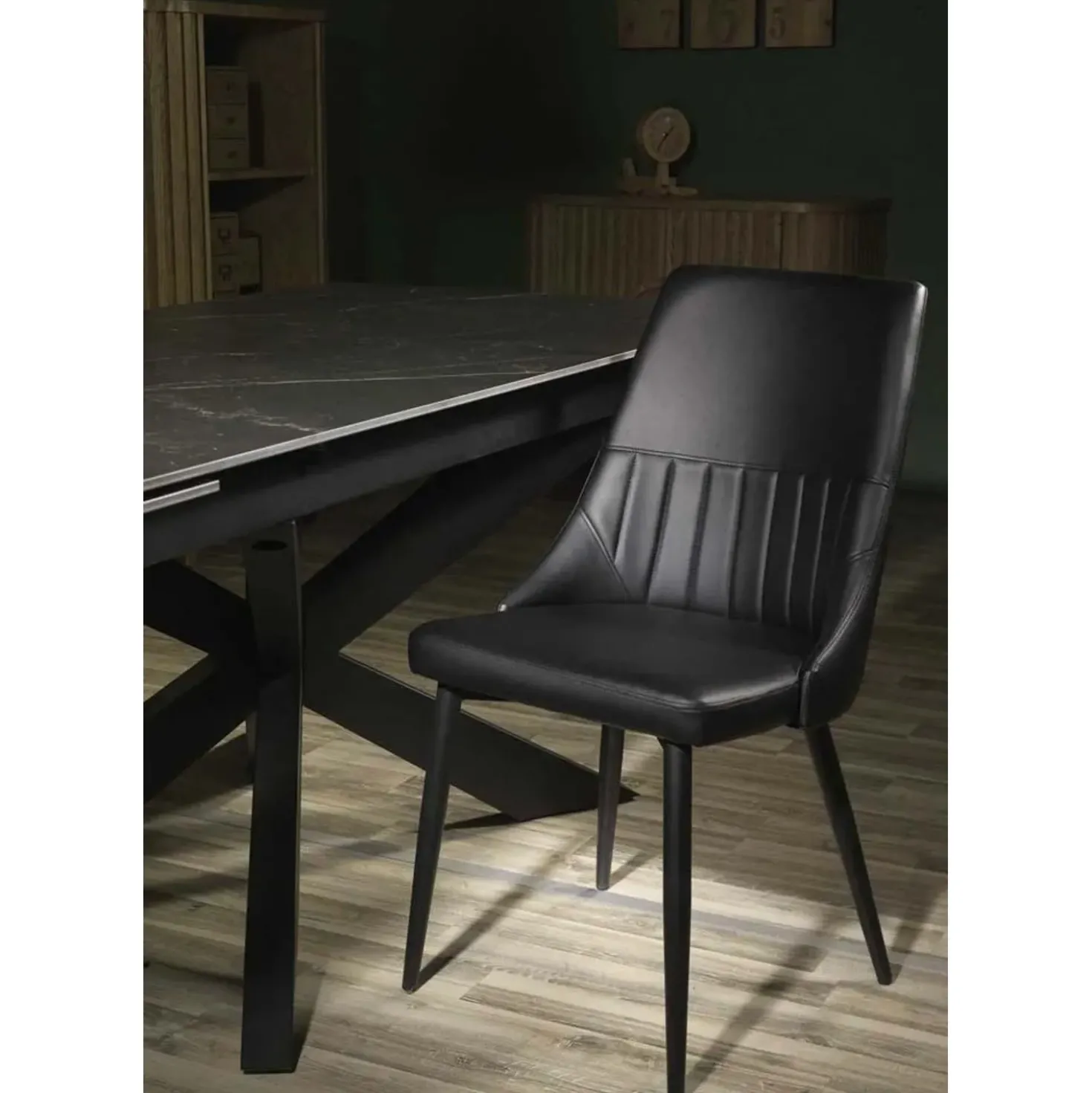Sedia in ecopelle Oliver nero con struttura nera 48x58xh48/90 cm