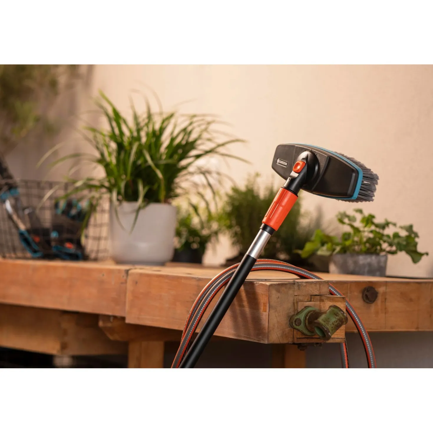 Spazzola con manico Gardena Cleansystem Soft antracite