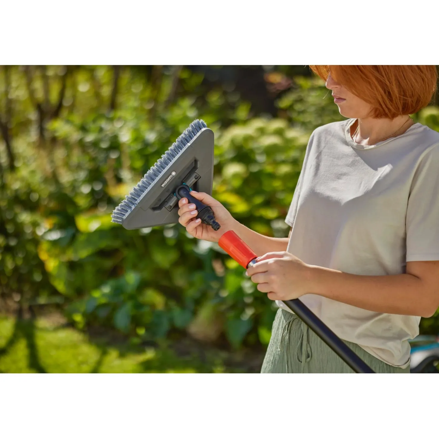 Spazzola con manico Gardena Cleansystem Soft Flex antracite